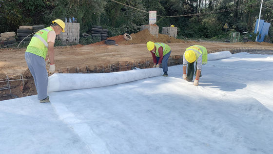 Wysoko wydłużony geotekstil z poliestrowego materiału nienasytanego o masie 100-800 g/m2 i doskonałej odporności na kwasy i alkalie dla ciężkich urządzeń budowlanych