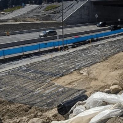 Wysoka wytrzymałość na rozciąganie i małe wydłużenie Geogrid z włókien szklanych do wzmocnienia podłogi drogowej Ochrona zbocza tamy i projekt kontroli piasku