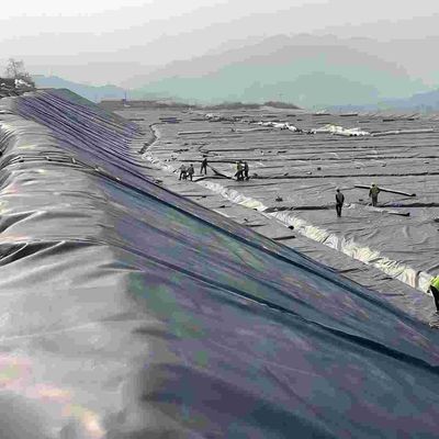 Projekt środowiskowy HDPE Gładka geomembrana odporna na kwasy i alkalie 700% wydłużenie przy pęknięciu 0,3 mm 3,0 mm grubość