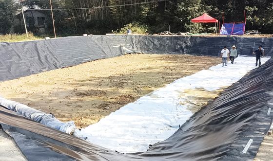 Przeciwwyciek HDPE Gładka geomembrana dla projektu rolniczego Włoki rybne Łazienki szerokość 1m-9m Długość 30-100m Grubość>0,5mm