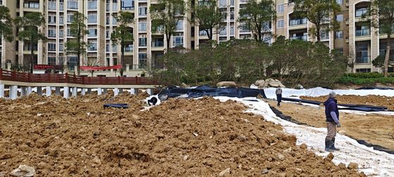 Wytrzymała gładka geomembrana HDPE do projektu sztucznego jeziora przeciwprzelewu Wytrzymałość na pęknięcie 20-80N/mm Wydłużenie przy pęknięciu 700%