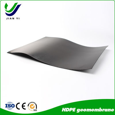 Wytrzymała gładka geomembrana HDPE do projektu sztucznego jeziora przeciwprzelewu Wytrzymałość na pęknięcie 20-80N/mm Wydłużenie przy pęknięciu 700%