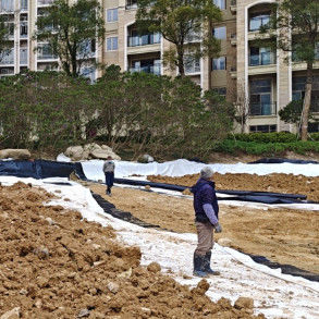 Wytrzymała gładka geomembrana HDPE do projektu sztucznego jeziora przeciwprzelewu Wytrzymałość na pęknięcie 20-80N/mm Wydłużenie przy pęknięciu 700%