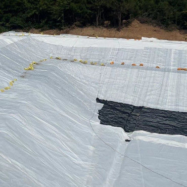 Rozwiązanie do zarządzania odpady HDPE Gładka geomembrana o doskonałej odporności chemicznej i wysokiej odporności na temperaturę
