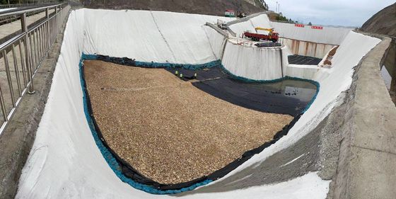 Ekonomia Alkali Marsh Geotextile z długimi włókienami nienasycone do projektów składowania odpadów przemysłowych