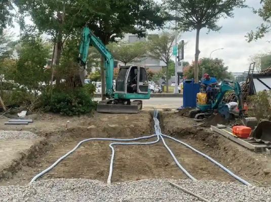 Geokompozyt drenażowy: Wysokiej wydajności rdzeń dla zintegrowanych systemów zabezpieczeń w składowiskach, na kanałach drogowych, kolei, tunelach, ścianach oporowych