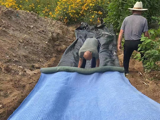 Cement-Infused Blanket: Roll Out. Wet It. Done. Subtitle: Instant Concrete Without Mixing, Pouring, or Waiting (Beton natychmiastowy bez mieszania, wrzucania lub oczekiwania).