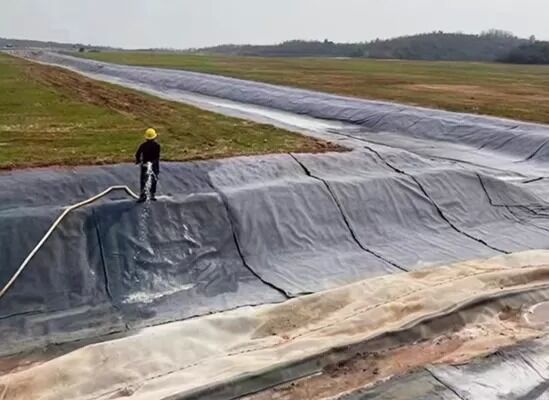 JC/T 2884-2025 Standardowa wysokowytrzymała szybkowiążąca mata cementowa do szybkiej ochrony zboczy o szerokości 4m